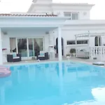 게스트하우스 White House Luxury Hospitality