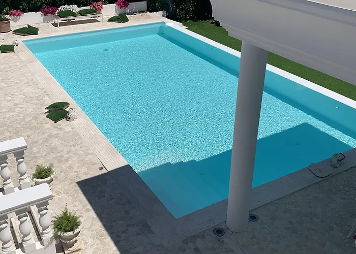 White House Luxury Hospitality בית הארחה