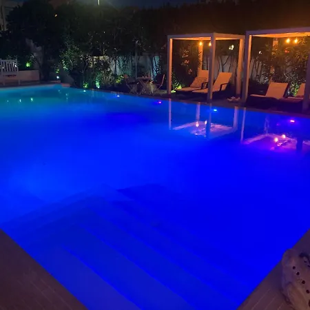 White House Luxury Hospitality 2* Όλμπια