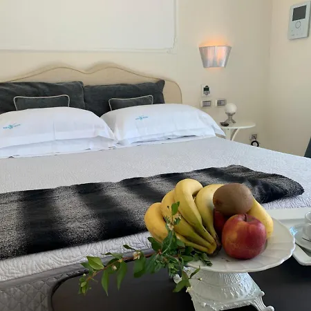 White House Luxury Hospitality 2* Όλμπια