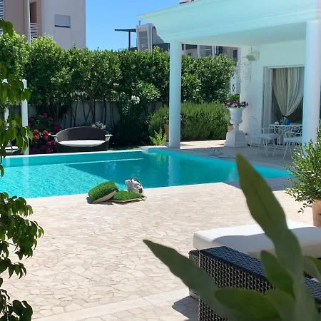 White House Luxury Hospitality 2* Όλμπια