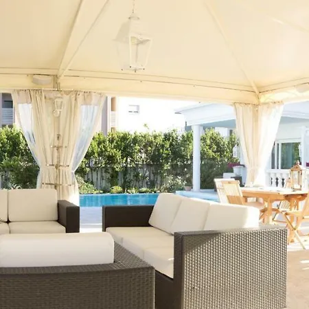 White House Luxury Hospitality Πανσιόν