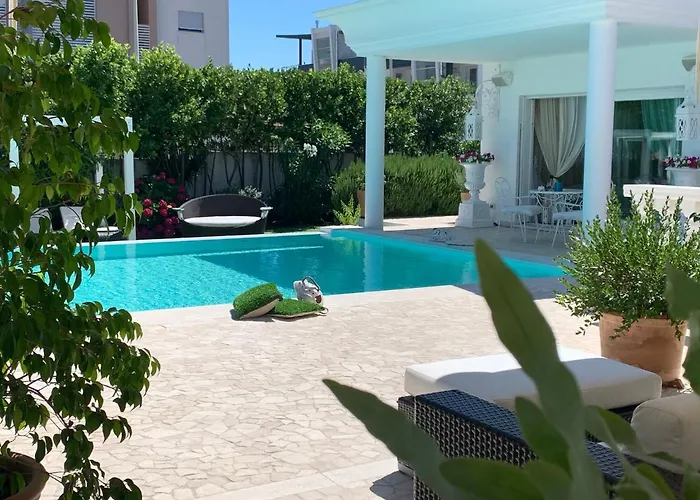 White House Luxury Hospitality 4* أولبيا