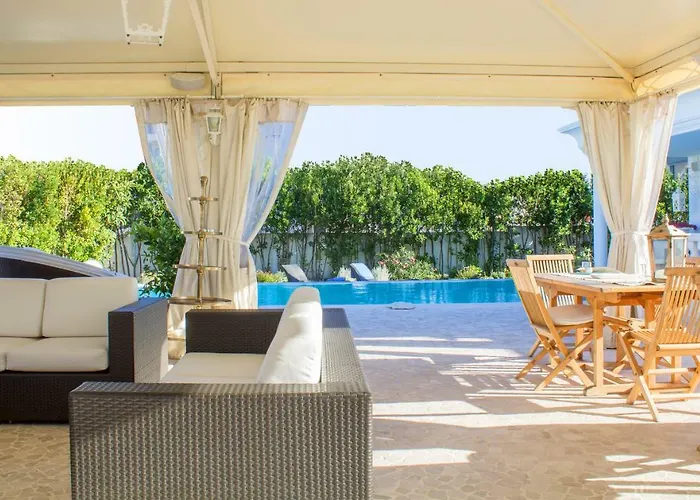 White House Luxury Hospitality 4* أولبيا